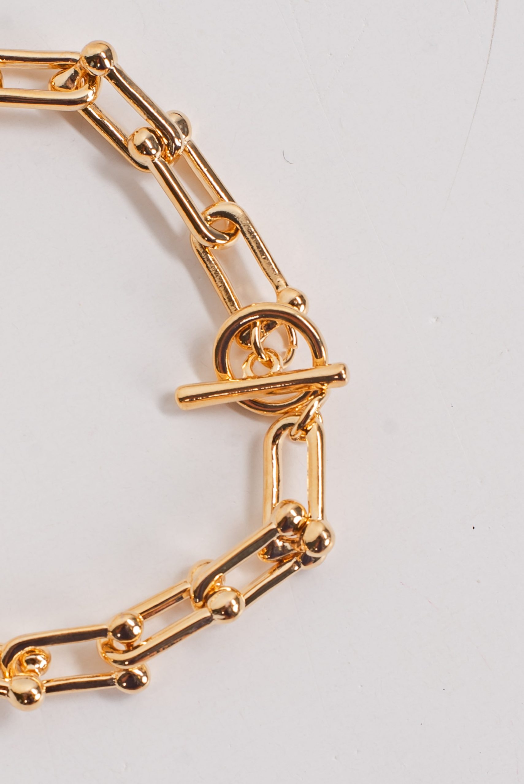 shopdressup_gold_chainlink_bracelet-3_f72b8230-d98e-496f-a459-3cdf70b8fdce.jpg